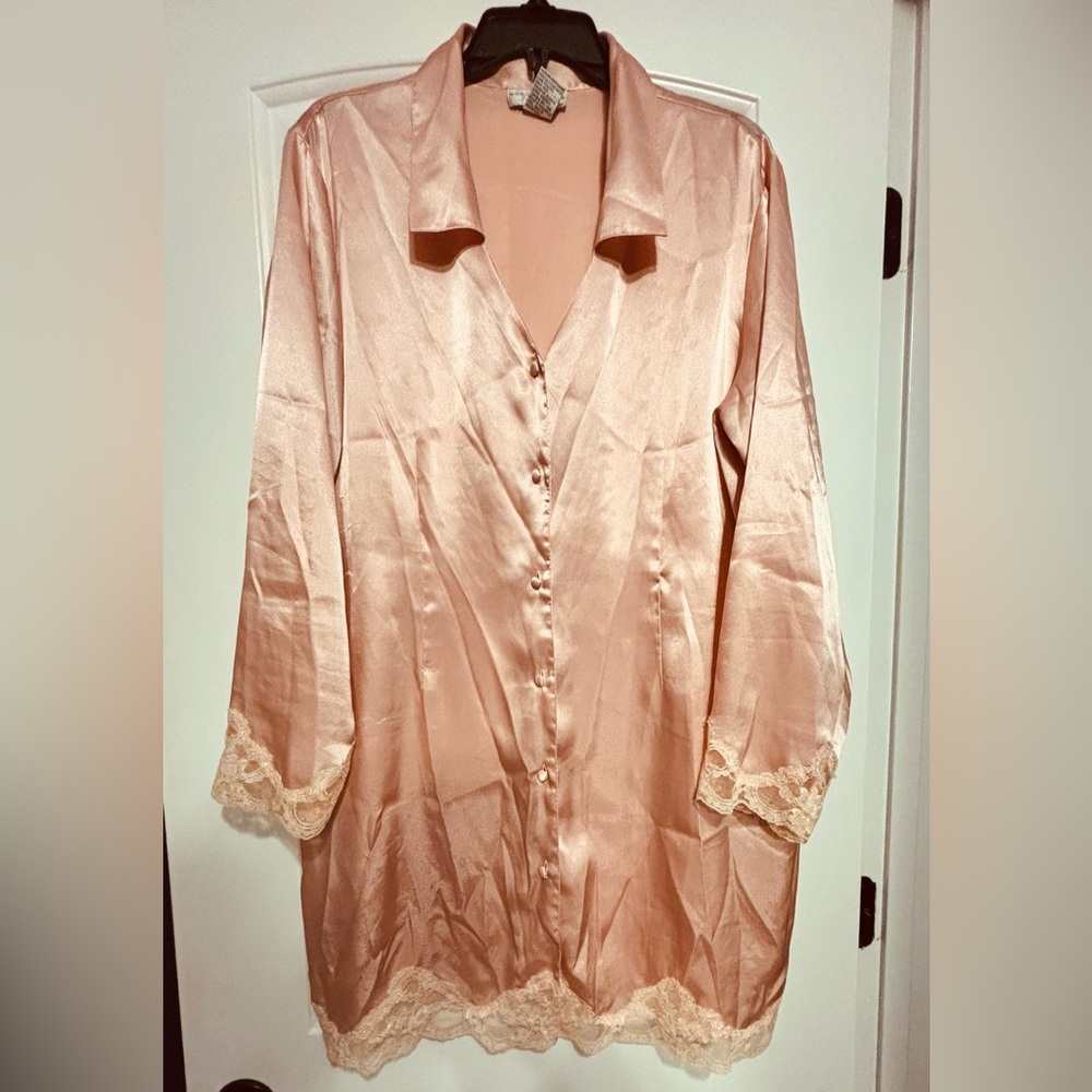 Vintage Morgan Taylor Intimates Blush Peach Delicate Satin Sleep Shirt with Lace